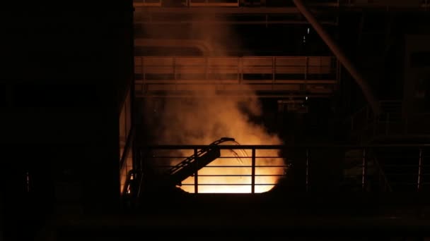 Sıvı metal Metalurji tesisi ile konteyner içine katkı maddeleri yükleme — Stok video