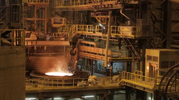 Ukraina, Dnepr - 11 februari 2017: Interpipe fabriken. Arbetare som laddar tillsatser i behållare med flytande metall i metallurgical växten — Stockvideo