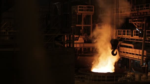 Metallurgische fabriek, vloeibaar metaal in container. Grote kraan haak. — Stockvideo