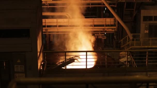 Sıvı metal Metalurji tesisi ile konteyner içine katkı maddeleri yükleme — Stok video