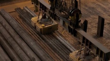 Güçlü elektromanyetik vinç çelik çubuklar Metalurji tesisi de kaldırdı.
