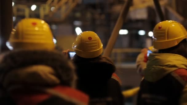 Ukrajna, Dnepr - 2017. február 11.: Interpipe gyári. Felismerhetetlen, emberek a sisakot a gyár — Stock videók