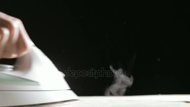 Ferro lisciante con vapore su fondo nero — Video Stock
