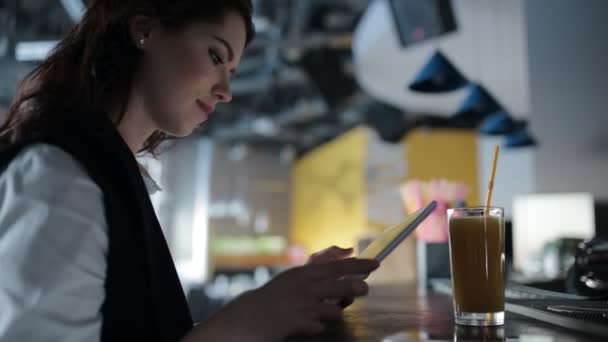 现代代-使用平板电脑上在咖啡馆一家酒吧的女人 — 图库视频影像