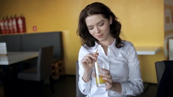 Όμορφη γυναίκα πίνοντας φρέσκο χυμό στο Cafe — Αρχείο Βίντεο