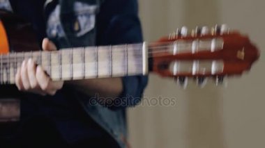 Akustik gitar tuning gitarist