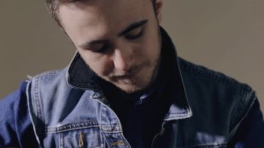 Akustik gitar gri duvar arka plan oturan oynarken gitarist closeup