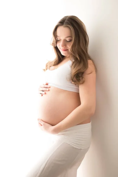 Kobieta w ciąży z duży brzuch na białym tle — Zdjęcie stockowe