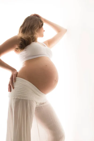 Kobieta w ciąży z duży brzuch na białym tle — Zdjęcie stockowe