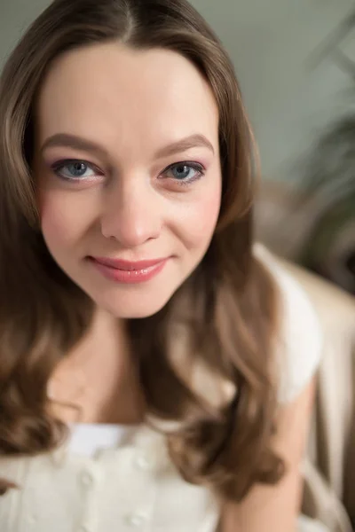 Närbild av unga vuxen älskling kvinna ansikte med dag makeup — Stockfoto