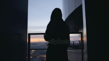 Yüksek gökdelen kadın silüeti onun eşarp elbise