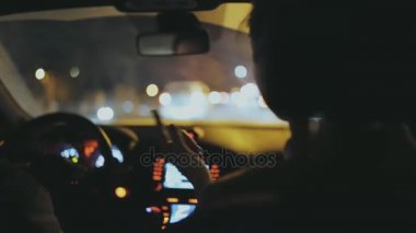 Müzik araba salonda gece dans kadın