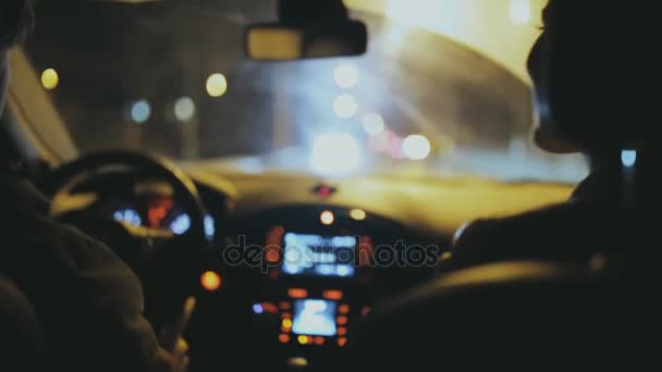 Nő az éjszaka egy autót szalon zene tánc — Stock videók
