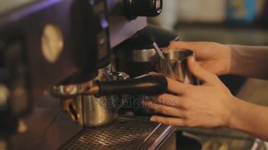 Süt bir latte veya kapuçino buğulaması barista el yakın çekim