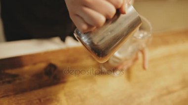 Sakar barista yanlışlıkla süt döktü