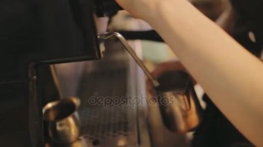 Süt bir latte veya kapuçino buğulaması barista el yakın çekim