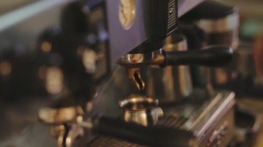 Barista kahve makinesi çalışma closeup. Kakao bir fincan pour.