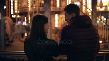 Genç çift cazibe bir gece sokakta isteyen birlikte