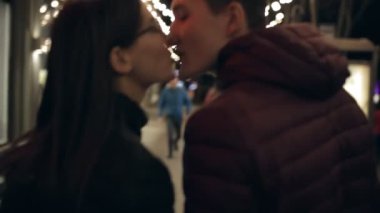 Öpücük ve bir gece sokakta yürüyen genç Çift
