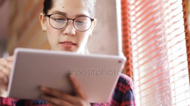 Çekici genç kadın odada Tablet Pc kullanma