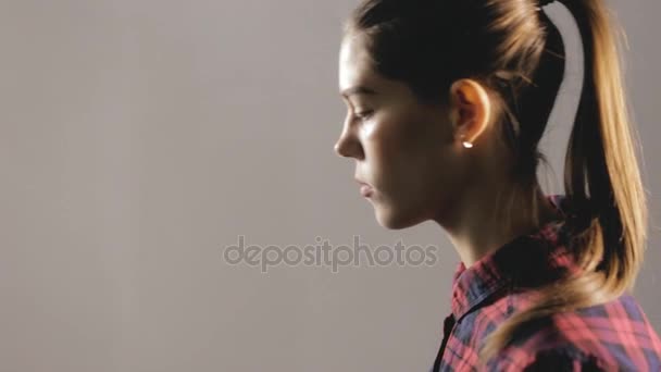 Mujer con camisa y gafas ópticas — Vídeos de Stock