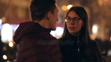 Bir bankta birlikte bir gece sokakta oturan genç Çift