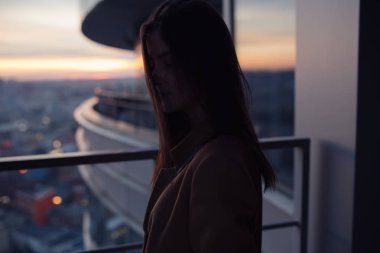 Kadın portre üzerinde yüksek gökdelen silueti ruh hali