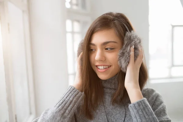 Teen dívka v nadýchané sluchátka poslouchat hudbu — Stock fotografie