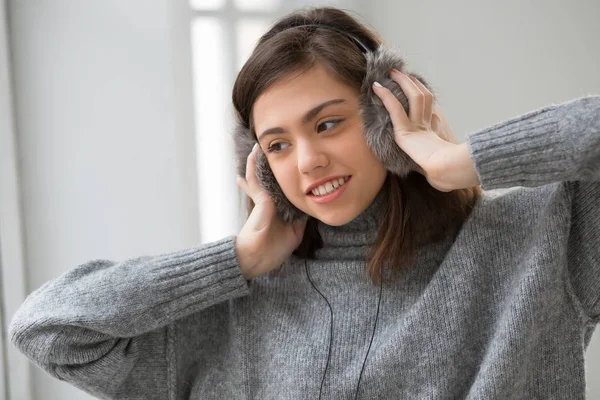Chica adolescente en audífonos esponjosos escuchar música —  Fotos de Stock