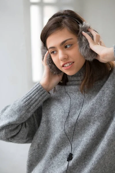 Chica adolescente en audífonos esponjosos escuchar música —  Fotos de Stock