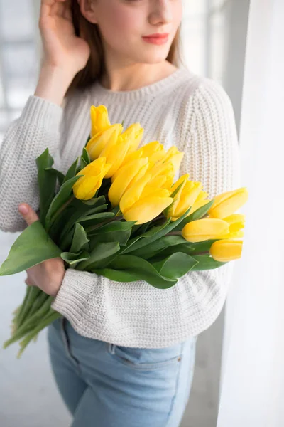 Woman holding yellow tulips — Stock Photo, Image