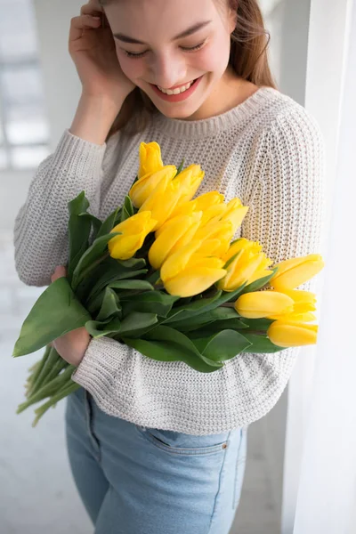 Woman holding yellow tulips — Stock Photo, Image