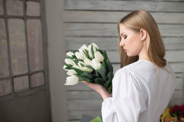 Beyaz Lale studio tutan kadın