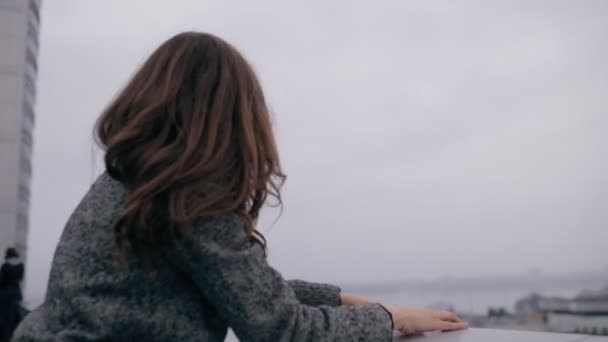 Jeune femme regardant et montrant au paysage urbain du toit du bâtiment — Video