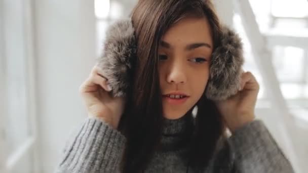 Chica adolescente en audífonos esponjosos escuchar música — Vídeos de Stock