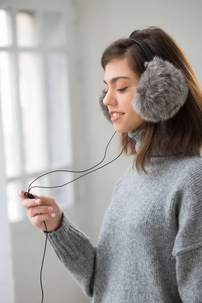 Chica adolescente disfrutando de la música en auriculares esponjosos —  Fotos de Stock