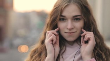 Portre kadar - sokakta kulaklık giyen güzel genç kadın kapatmak