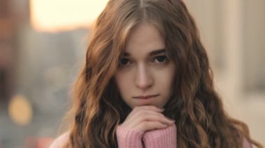 Portre - şehirde kadın yaklaşım kapatın