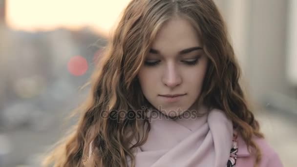 Närbild porträtt - vacker ung kvinna som bär hörlurar i street — Stockvideo
