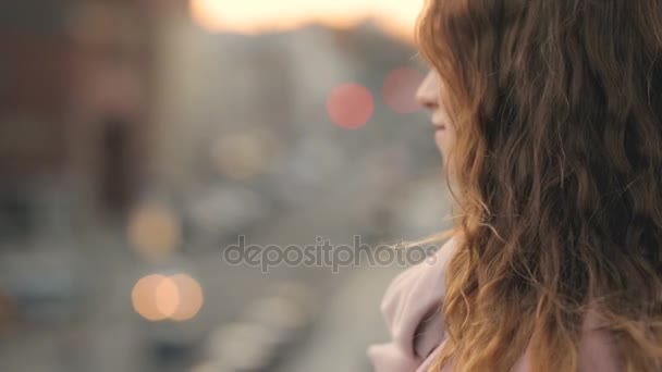 Närbild porträtt - vacker ung kvinna som ler mot kameran i stadsbilden — Stockvideo