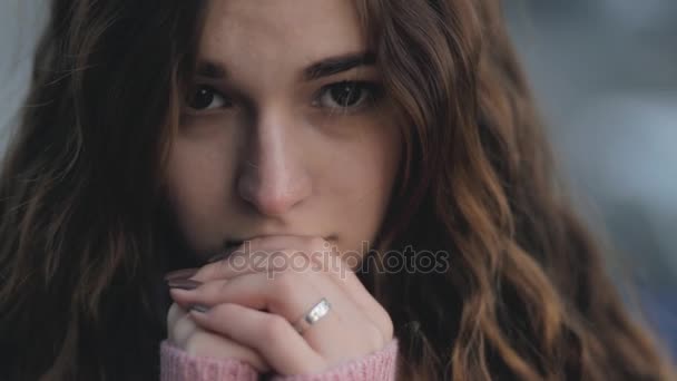 Close up portrait - melancholy woman warming hands in city — Stock Video