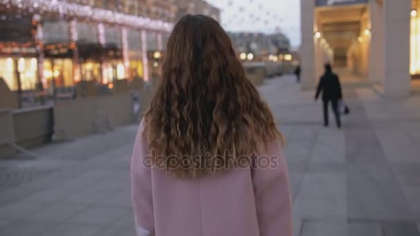 Mujer caminando en la ciudad por la noche — Vídeos de Stock