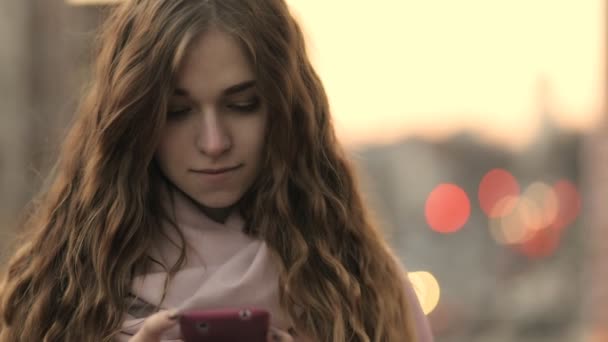 Nahaufnahme einer Frau, die in der Stadt mit dem Handy spricht — Stockvideo