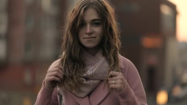 Frau Modell Mode posiert auf Stadt Hintergrund — Stockvideo