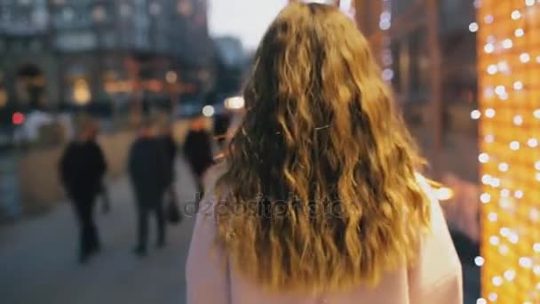 Frau geht nachts in der Stadt spazieren — Stockvideo