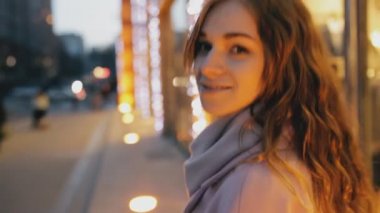 Şehirde gece yürüyen kadın
