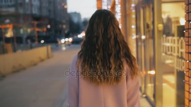 Mujer caminando en la ciudad por la noche — Vídeos de Stock