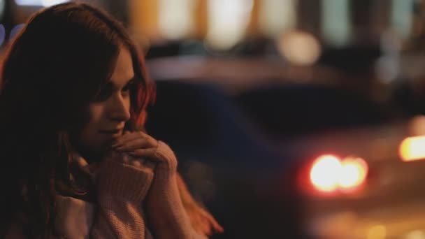 Mujer esperando taxi en la noche tráfico por carretera fondo — Vídeos de Stock