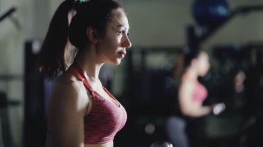 Spor salonunda spor kadın kaldırma halter, pazı ayna egzersiz.
