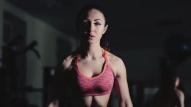 Spor salonunda spor kadın kaldırma halter, pazı egzersiz